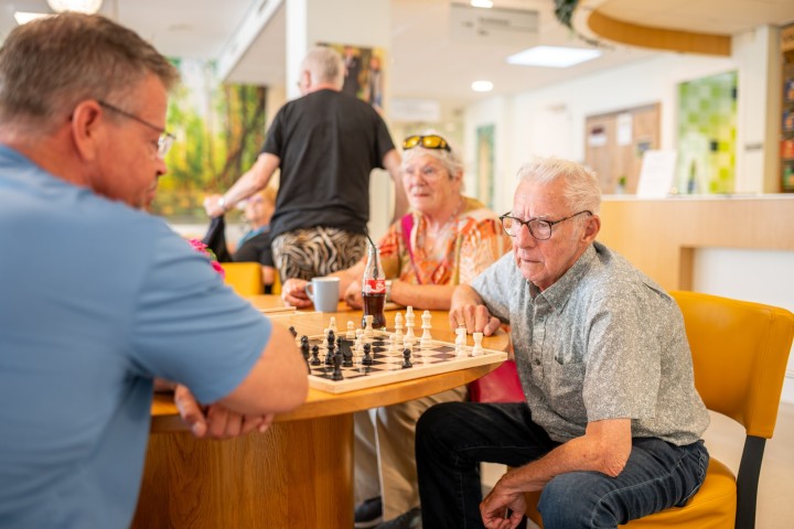 Twee mannen spelen een potje schaak.