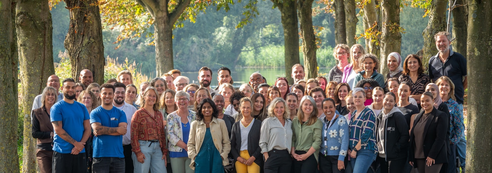 Groep collega's van Welzijn Lelystad gaat samen op de foto.