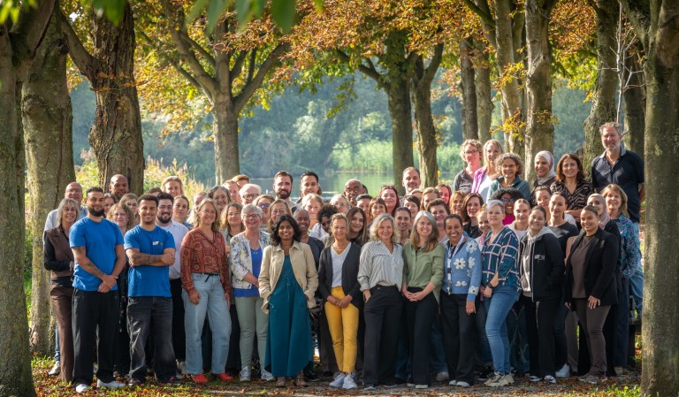 Groep collega's van Welzijn Lelystad gaat samen op de foto.